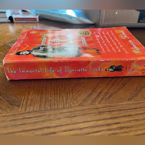 The Immortal Life of Henrietta Lacks by Rebecca Skloot - Picture 2 of 3